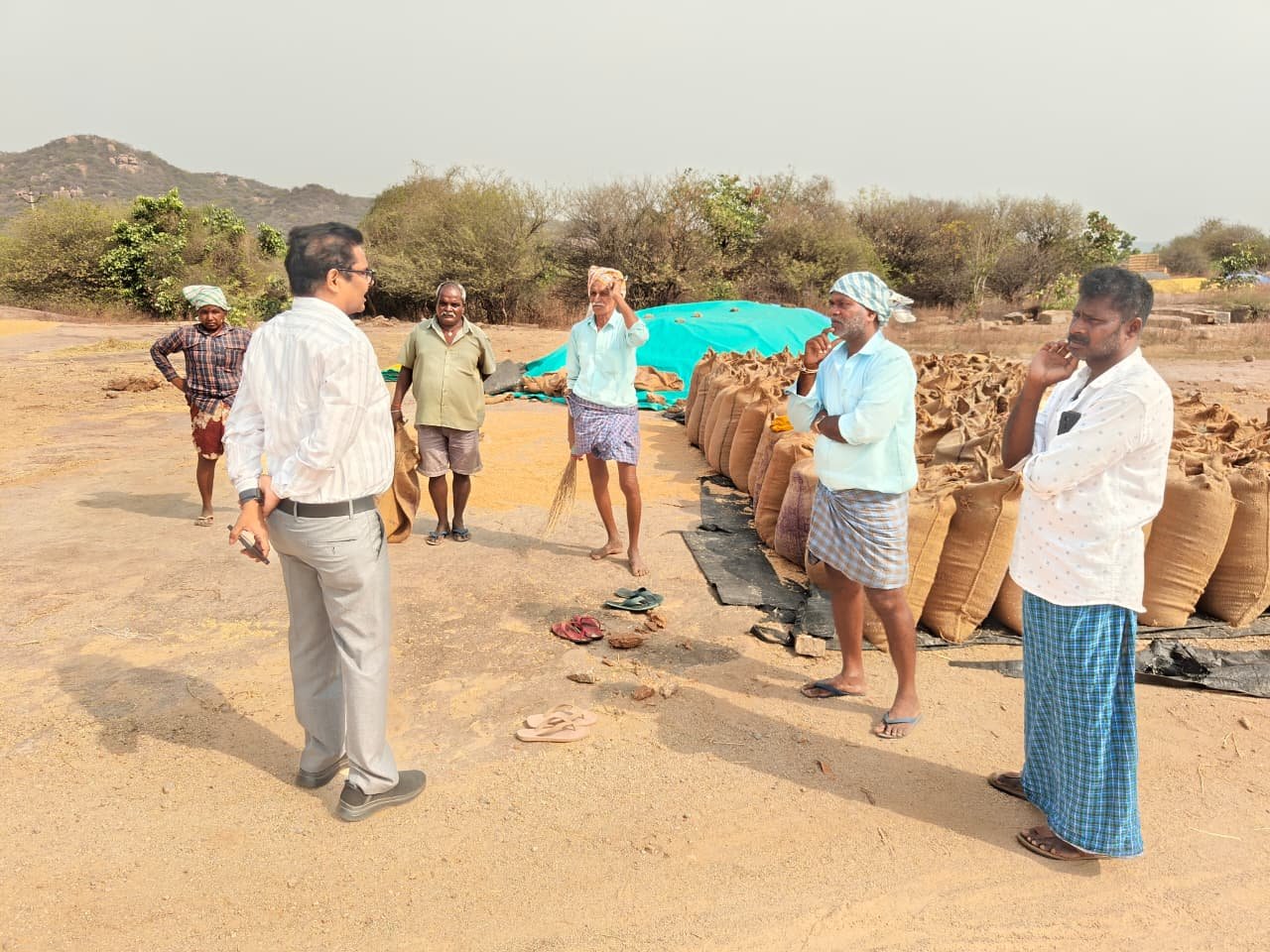 కొనుగోలు కేంద్రాల్లో అదనపు కలెక్టర్ పరిశీలన